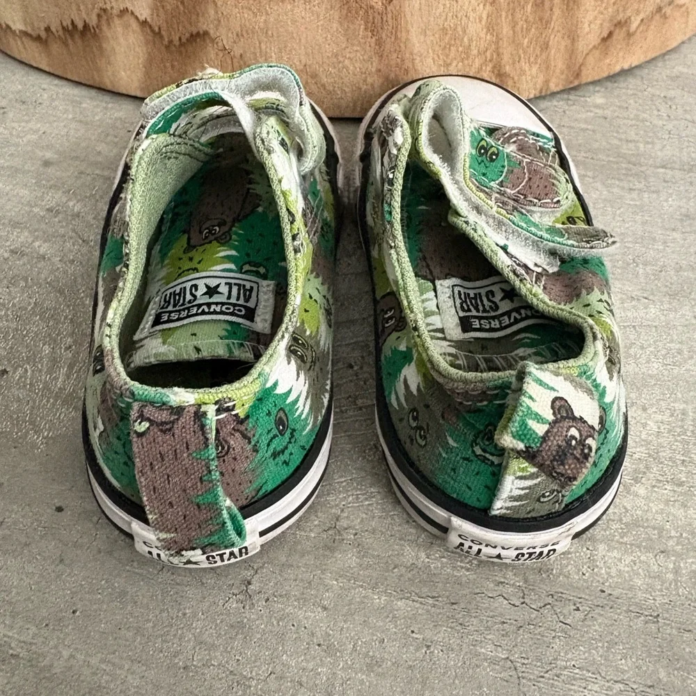 Converse Chuck Taylor All Star 2V Green and White bear camo size 6
